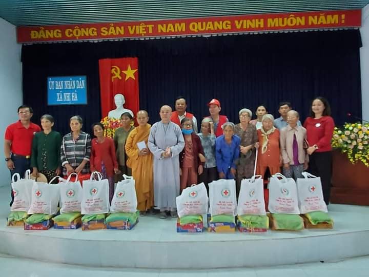 BRVT: Hội Chữ Thập Đỏ tỉnh kết hợp cùng TX. Ngọc Lâm và chùa Khánh Hưng trao quà cho bà con dân tộc Raglai