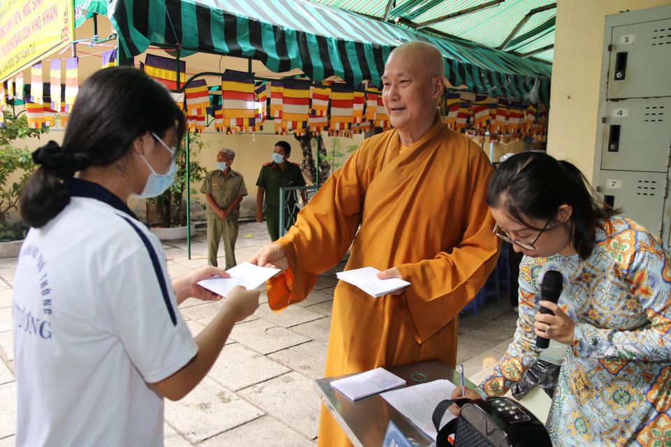 TP. HCM: Chùa Thiên Tôn trao học bổng và tặng 500 phần quà Vu Lan