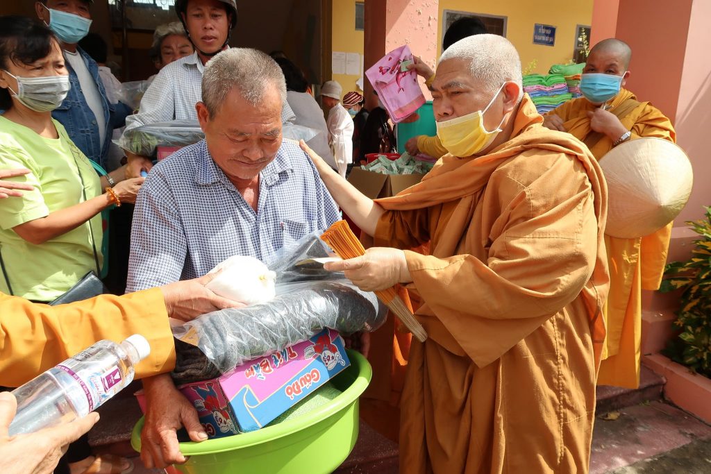 Kiên Giang: Tịnh xá Trung Tâm tặng quà đồng bào dân tộc tại TP. Hà Tiên