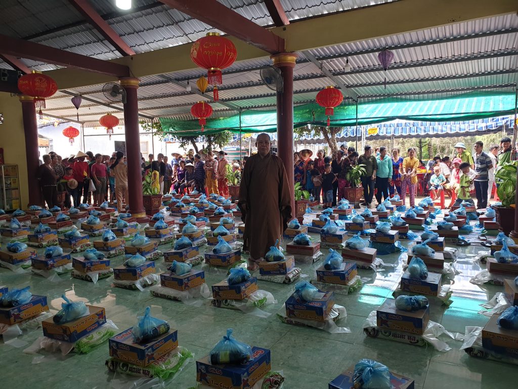 Sóc Trăng: Chùa Minh Đức chia sẻ yêu thương với người nghèo nhân mùa Vu lan Báo hiếu PL.2564