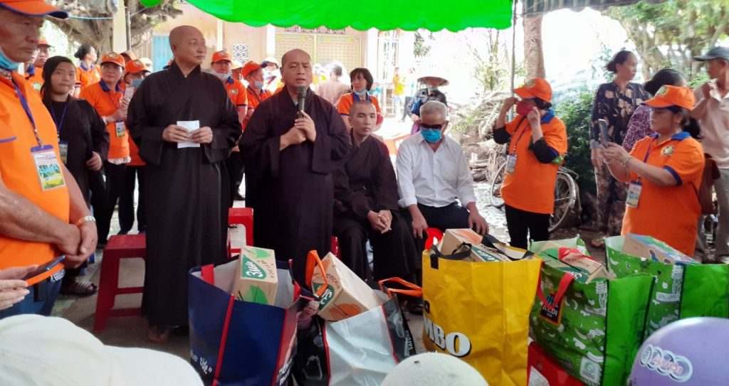 Bến Tre: Chùa Long Khánh trao tặng quà cho hội người khiếm thị huyện Ba Tri