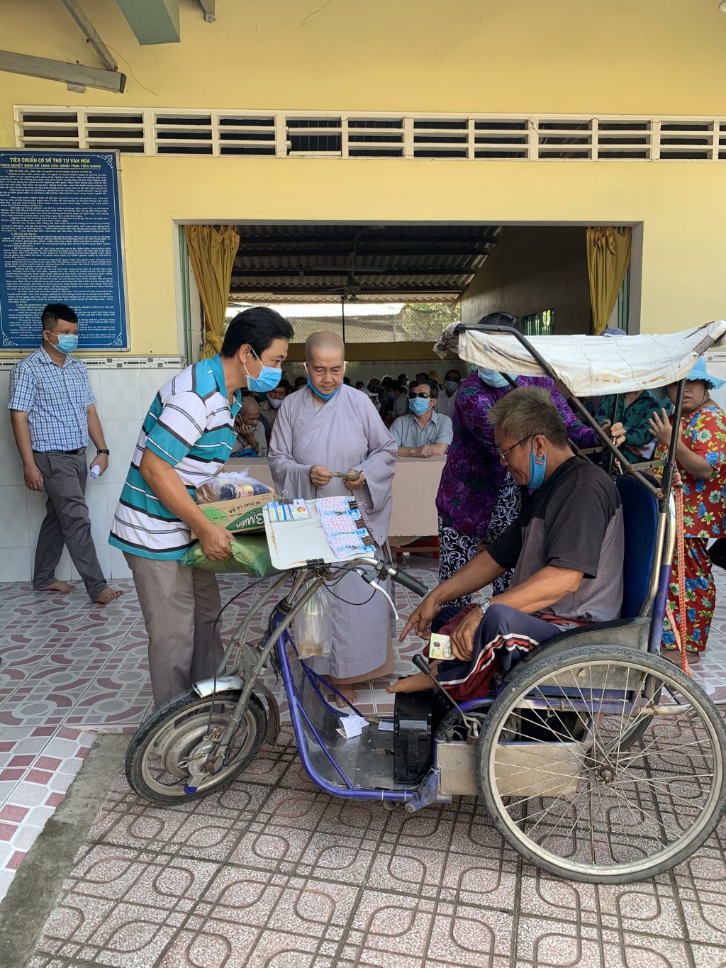 Tiền Giang: Chùa Thiên Phước Ni tặng quà cho các hoàn cảnh khó khăn nhân mùa Vu lan năm 2020