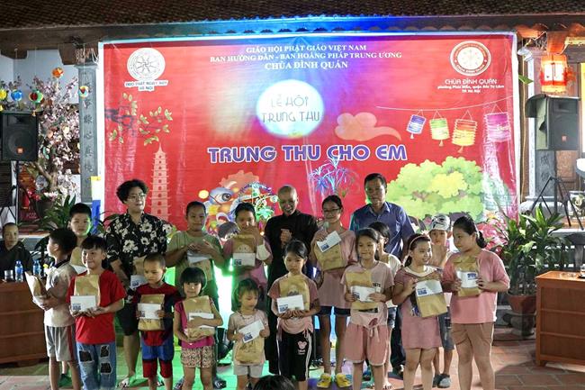 Hà Nội: Vui tươi đêm hội "Trung thu cho em" tại chùa Đình Quán