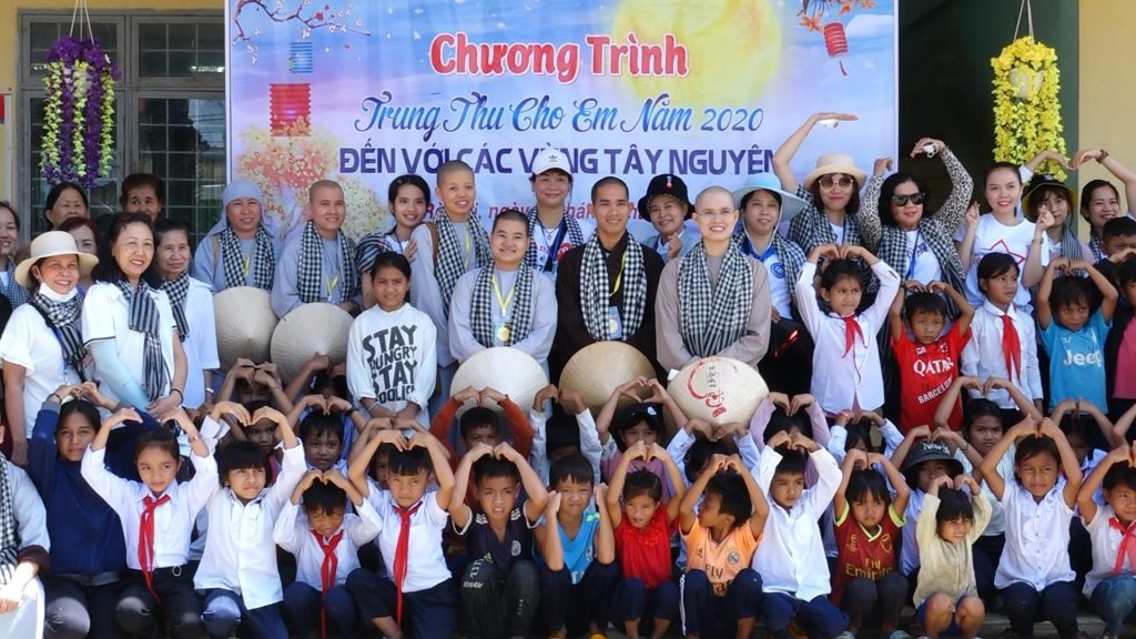 Kon Tum: Đoàn thiện nguyện TP. HCM trao tặng quà Trung thu cho trẻ em đồng bào dân tộc vùng biên giới