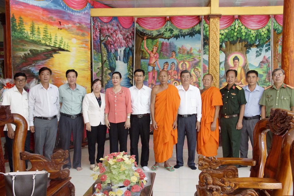 Kiên Giang: Đoàn cán bộ tỉnh đến thăm và chúc mừng một số chùa và gia đình chính sách nhân dịp lễ Sene Đôn Ta năm 2020
