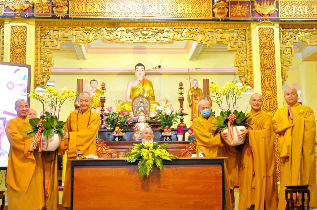 TP.HCM: Mừng khánh tuế chư Tôn đức lãnh đạo và tựu trường khóa mới các lớp Cao - Trung cấp giảng sư