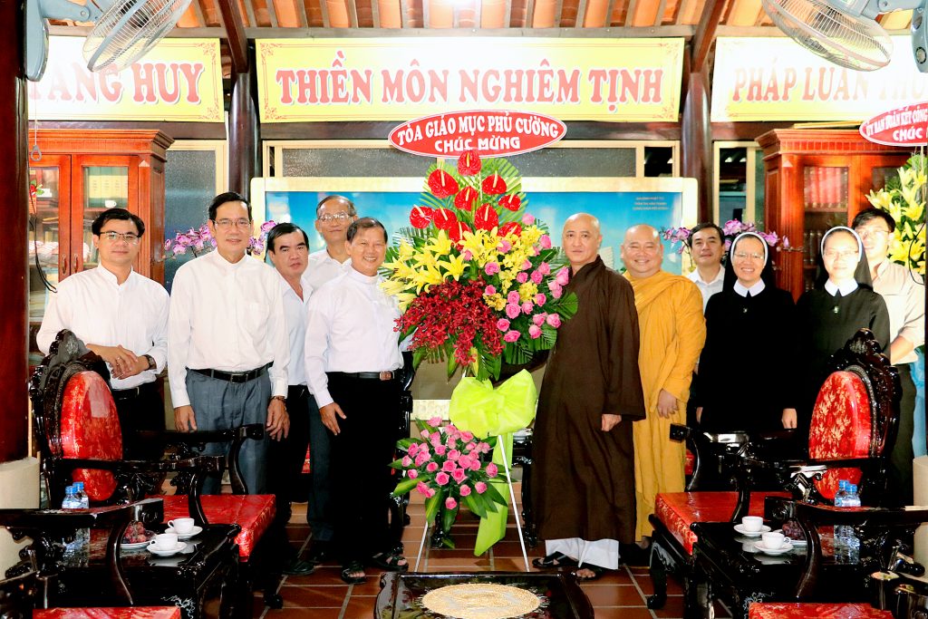 Bình Dương: Đoàn Ủy ban Đoàn kết Công giáo tỉnh, lãnh đạo TP. Thuận An thăm Ban Trị sự nhân mùa Vu lan Báo hiếu