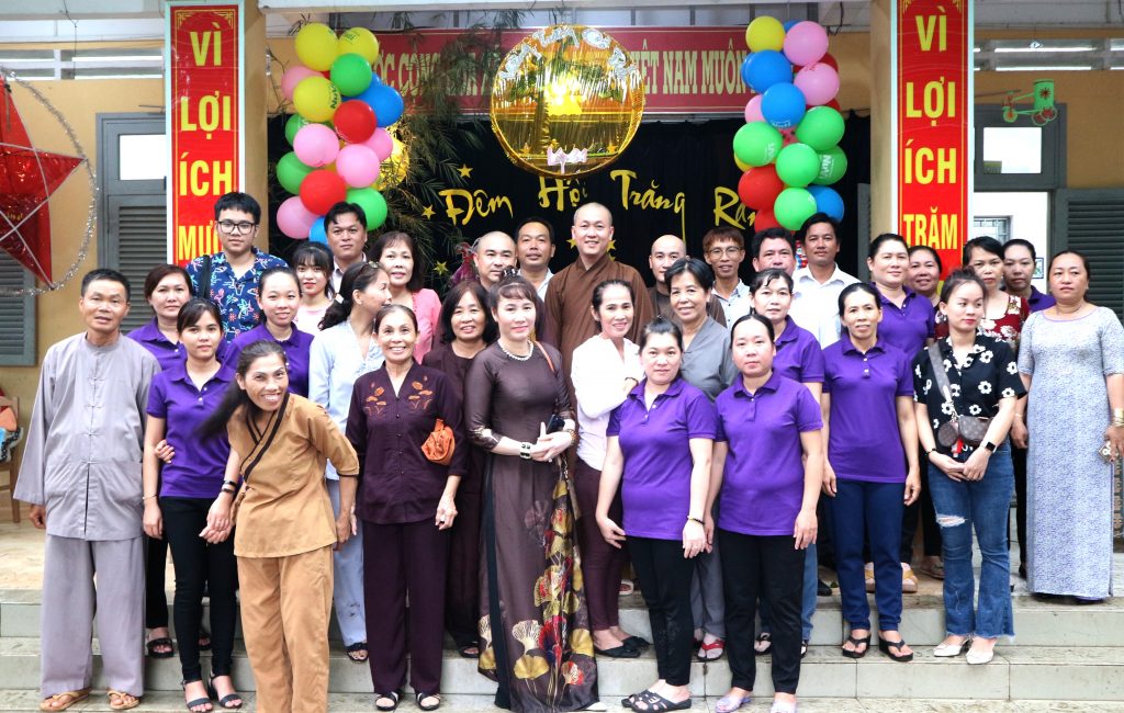 Bến Tre: Chùa Sơn Bửu tặng quà Trung thu cho học sinh Trường tiểu học Thị Trấn Châu Thành