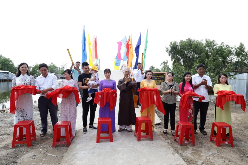 Kiên Giang: Quỹ “Phật giáo với cuộc sống” khánh thành nhịp cầu yêu thương số 11 và trao tặng quà cho bà con tại huyện An Minh