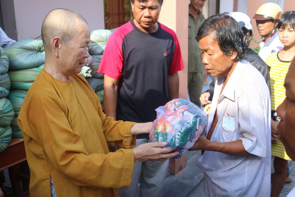 Trà Vinh: Chùa Long Bình tổ chức phát quà từ thiện nhân dịp Vu lan  