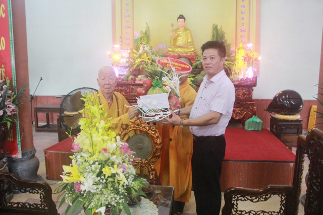 Thái Bình: Tăng Ni trường hạ chùa Thánh Long nghe phổ biến về Tôn giáo