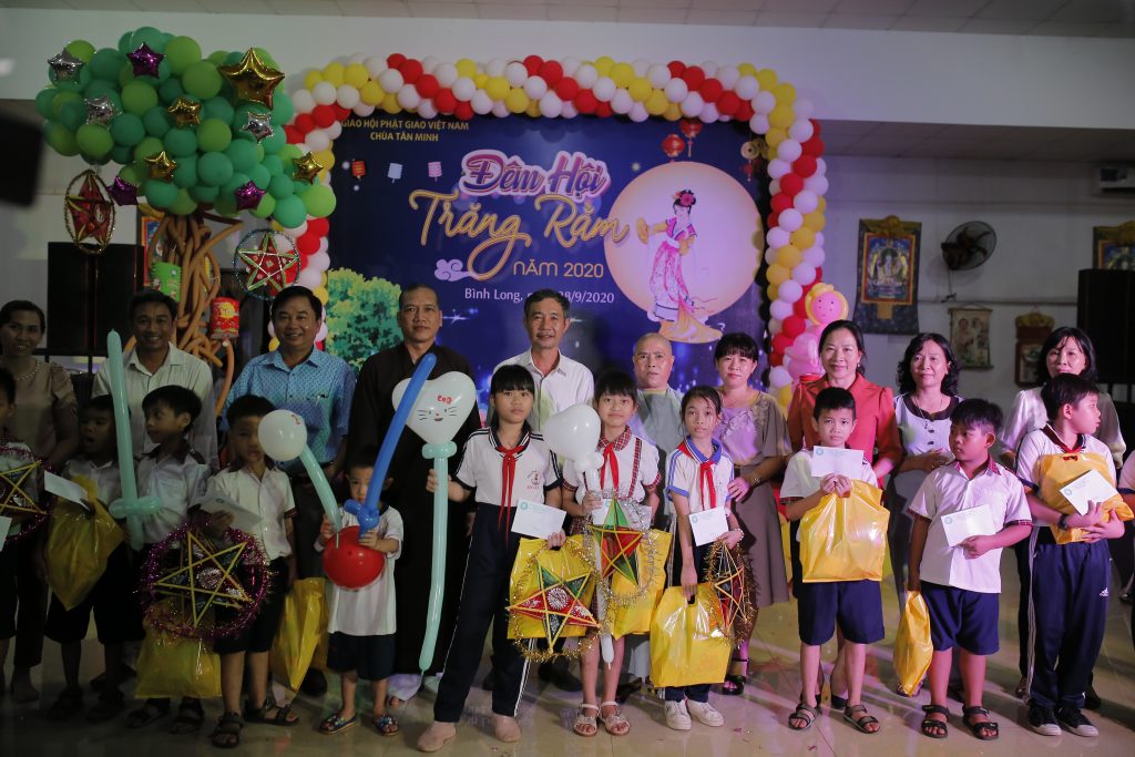 Bình Phước: Chùa Tân Minh tổ chức “Đêm Hội Trăng Rằm” cho các em nhỏ thị xã Bình Long