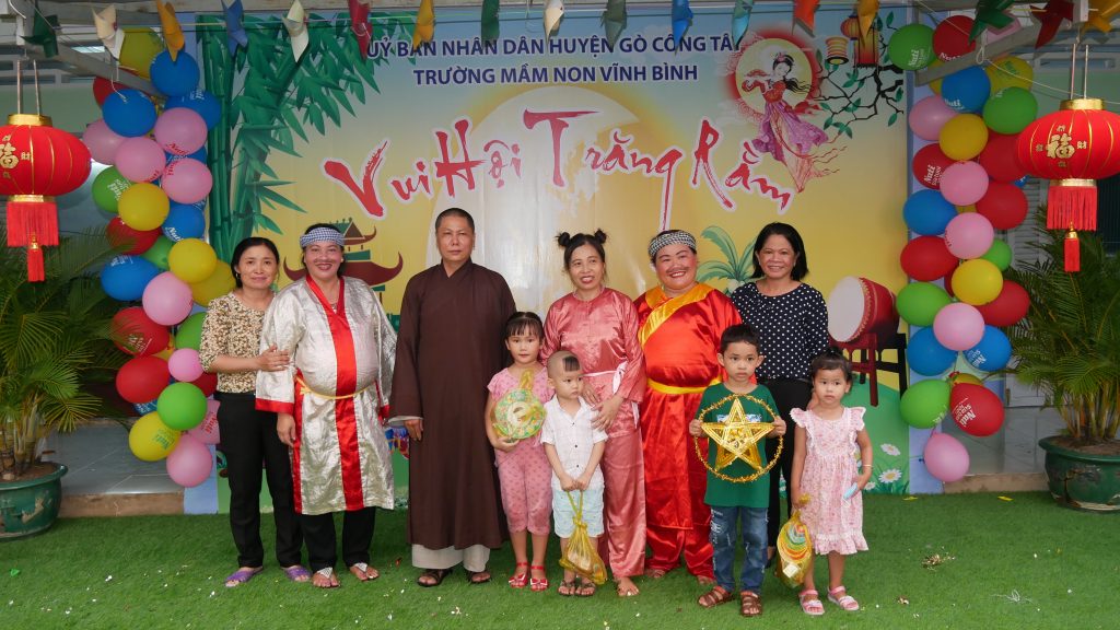 Tiền Giang: Các tự viện huyện Gò Công Tây trao quà Trung thu cho các em học sinh