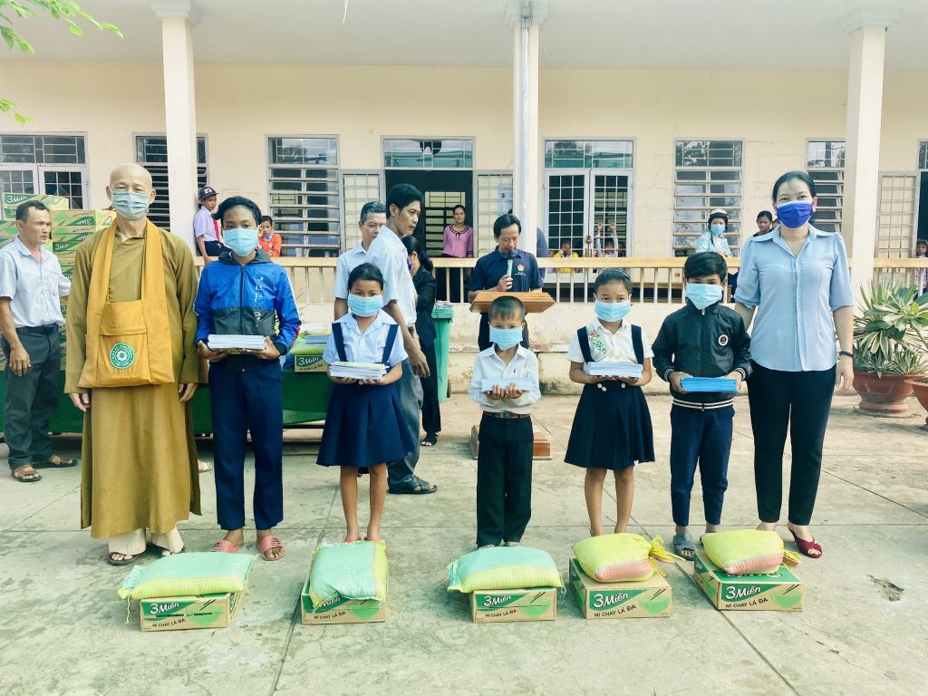 Hậu Giang: Chùa Long An chia sẻ yêu thương đến học sinh nghèo hiếu học