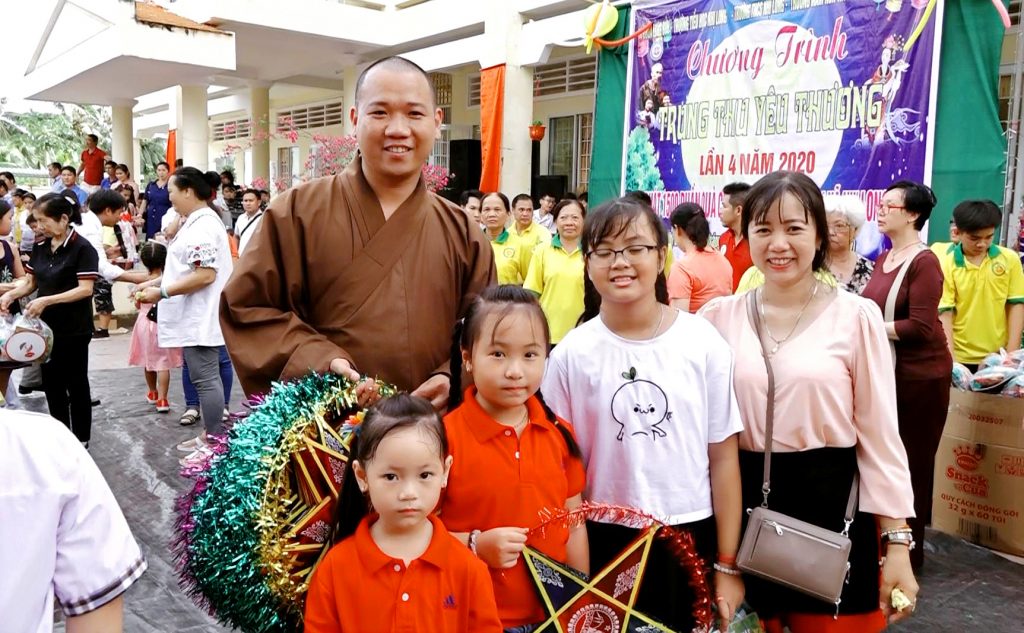 Trà Vinh: Chùa Long Bửu trao tặng gần 1.500 phần quà trung thu tại trường tiểu học Nhị Long