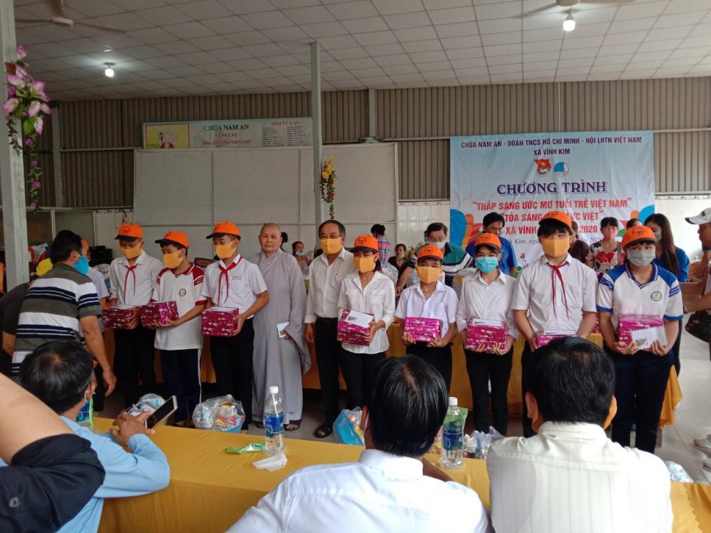 Tiền Giang: Chùa Nam An hỗ trợ chương trình “Thắp sáng ước mơ tuổi trẻ Việt” và tặng quà cho bà con nghèo mùa Vu lan