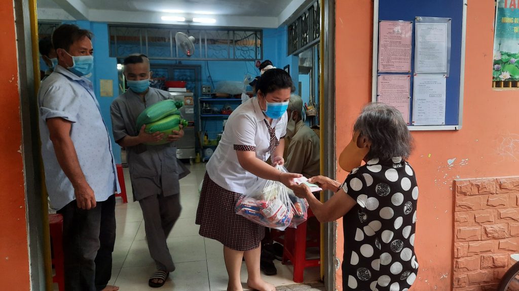 TP.HCM: Chùa Linh Quang chia sẻ với bà con có hoàn cảnh khó khăn mùa Vu lan