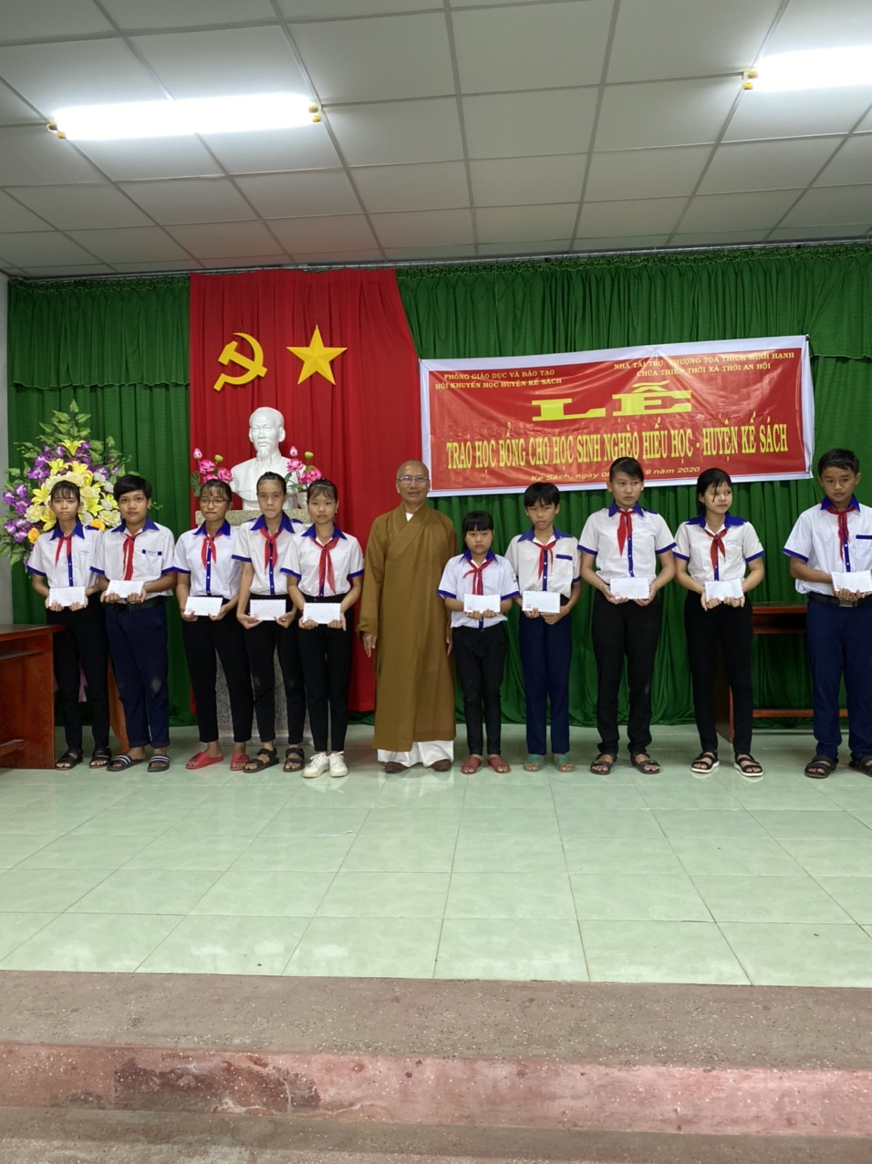 Sóc Trăng: Thượng tọa Thích Minh Hạnh trao 100 học bổng cho học sinh nghèo tại huyện Kế Sách