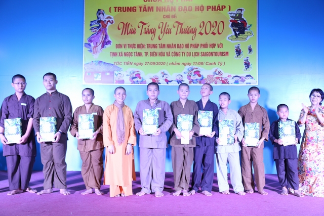 Chùm ảnh: Trung tâm nhân đạo Hộ Pháp vui tết trung thu