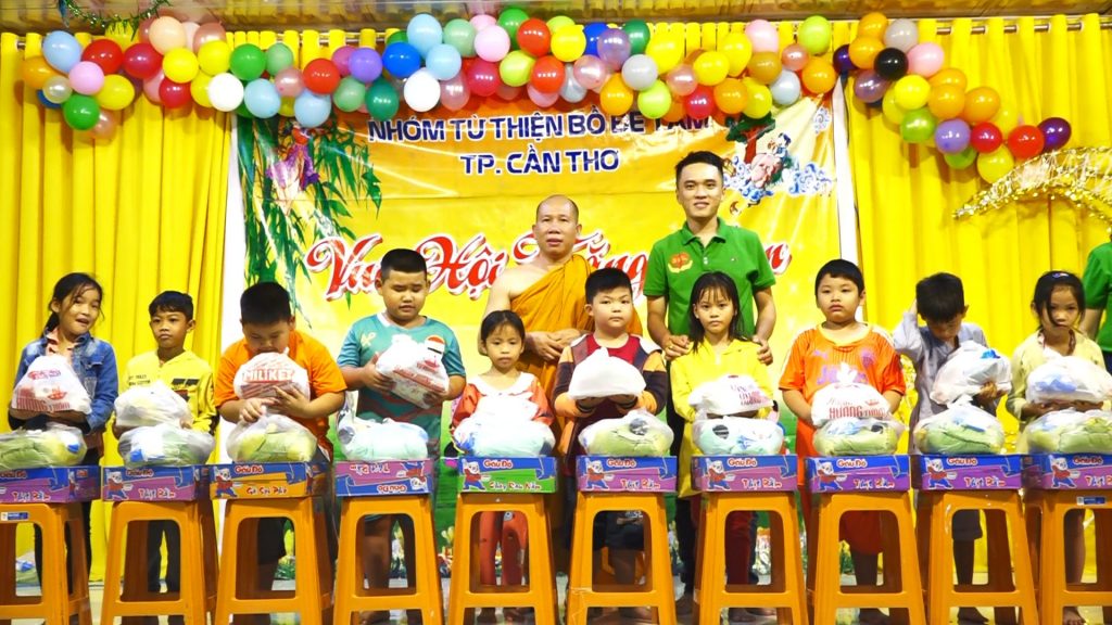 Cần Thơ: Tịnh xá Ngọc Liên tổ chức vui hội Trăng rằm cho các em thiếu nhi