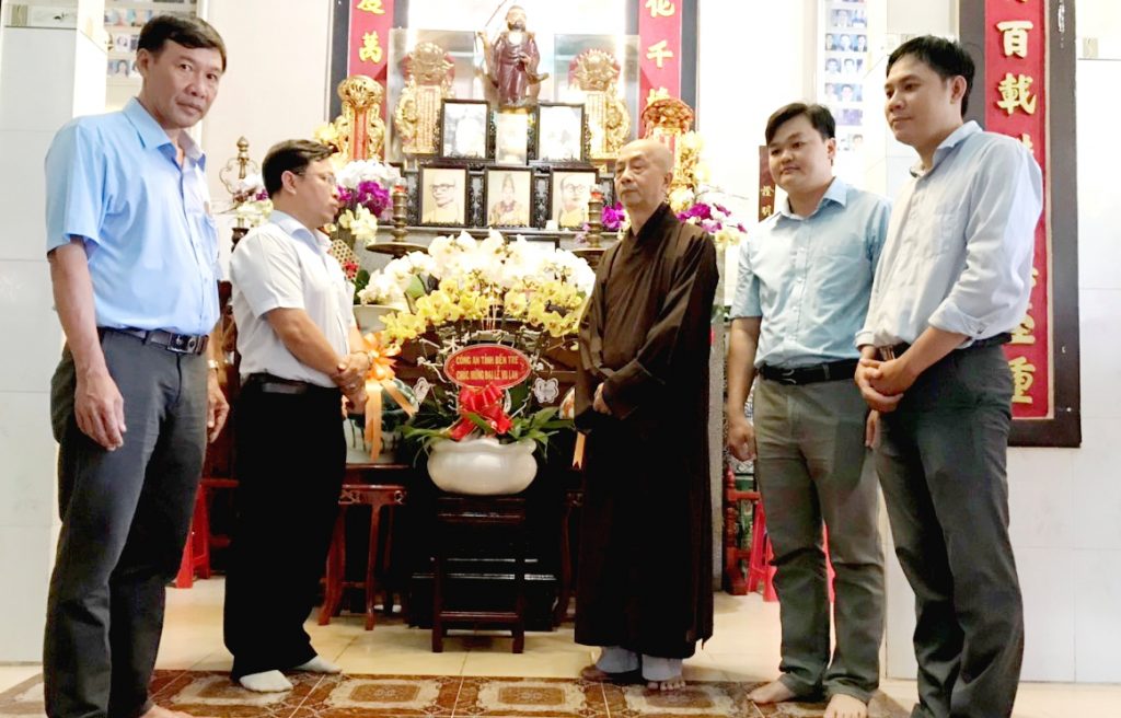 Bến Tre: Lãnh đạo UBMTTQVN, Công an, Ban Tôn giáo tỉnh chúc mừng chùa Tiên Đài nhân dịp Vu lan PL.2564