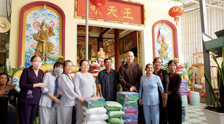 Hậu Giang: Chùa Ngọc Thiên tặng quà và thả cá phóng sanh nhân mùa Vu Lan