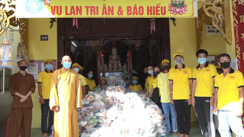 Kiên Giang: Chùa Bửu Kim phát 1.000 suất quà cho bà con có hoàn cảnh khó khăn nhân dịp Vu lan