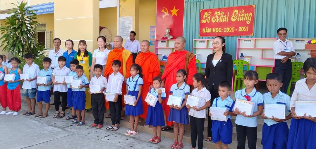 Trà Vinh: Hội ĐKSSYN huyện Trà Cú và Huyện đoàn trao học bổng cho học sinh