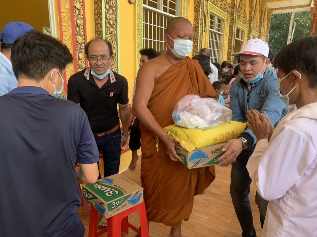 Trà Vinh: Chùa Prom chia sẻ yêu thương lần 2 đến bà con khó khăn trước thềm lễ Sêne Đônta năm 2020