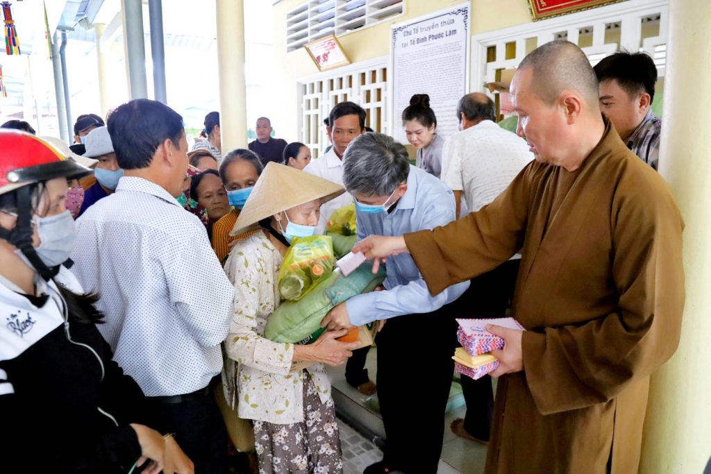 Tiền Giang: Tổ đình Phước Lâm tặng quà học sinh hiếu học và bà con có hoàn cảnh khó khăn