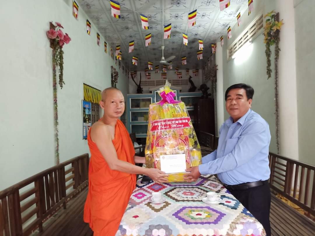 Vĩnh Long: Đoàn lãnh đạo Vụ địa phương III và tỉnh thăm, chúc mừng lễ Sêne Đônta chùa Hạnh Phúc Tăng