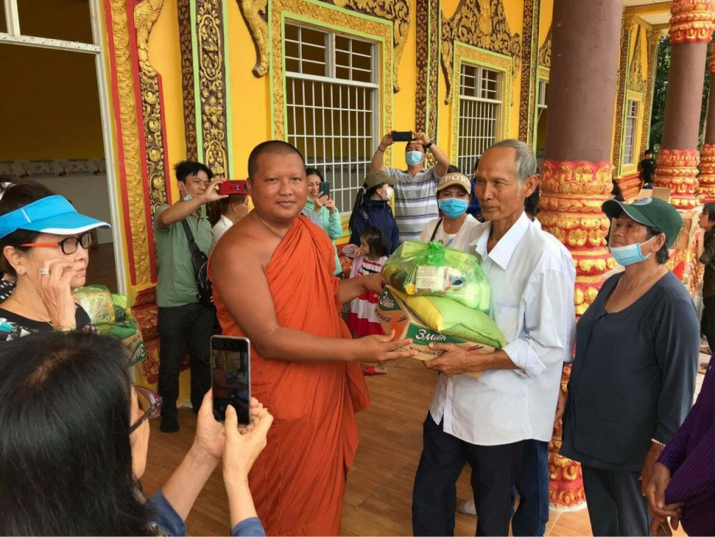 Trà Vinh: Chùa Prom trao tặng quà lần 3 cho các gia đình khó khăn nhân lễ Sêne Đônta năm 2020