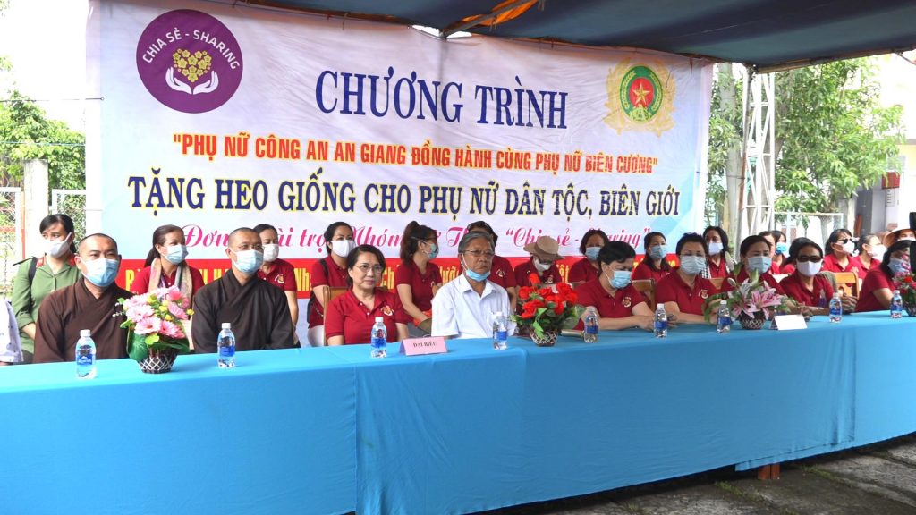 An Giang: Nhóm từ thiện Sharing phát quà cho bà con có hoàn cảnh khó khăn tại huyện Tri Tôn