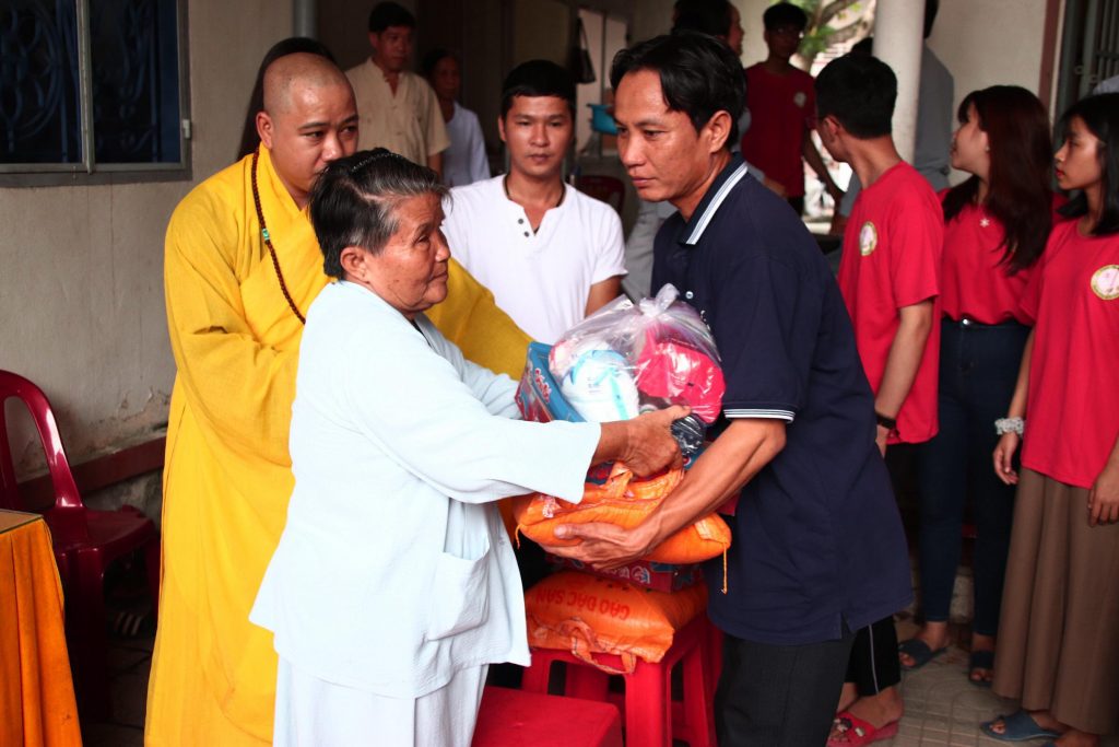 Tiền Giang: Chùa Phước Hội tặng quà cho bà con có hoàn cảnh khó khăn