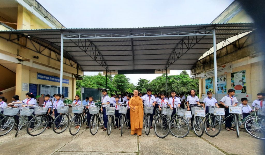 Tiền Giang: Tịnh xá Ngọc Hiệp “Tiếp bước đến trường” đầu năm học mới tại trường THCS Đoàn Giỏi