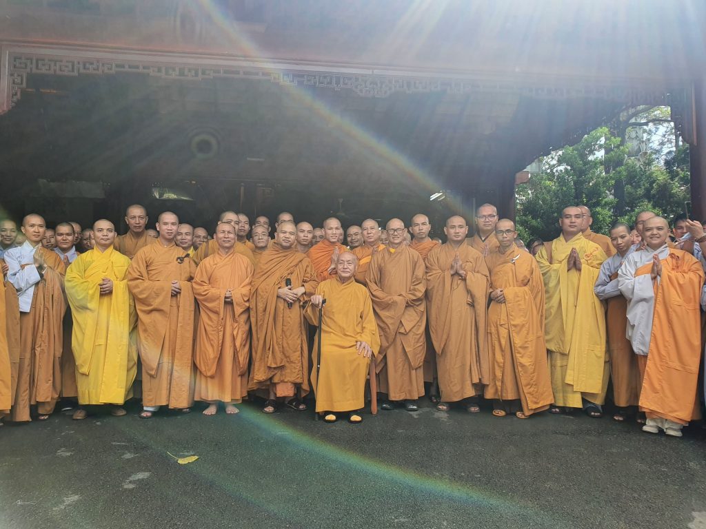 Học viên liên khóa hệ Đào tạo từ xa Học viện Phật giáo tại TP.HCM đảnh lễ tri ân chư vị Giáo thọ sư