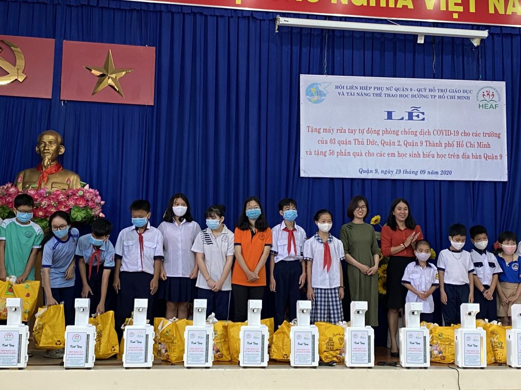 TP.HCM: Trao tặng máy rửa tay sát khuẩn và các suất quà đến các em học sinh hiếu học trên địa bàn Quận Thủ Đức, Quận 2 và Quận 9