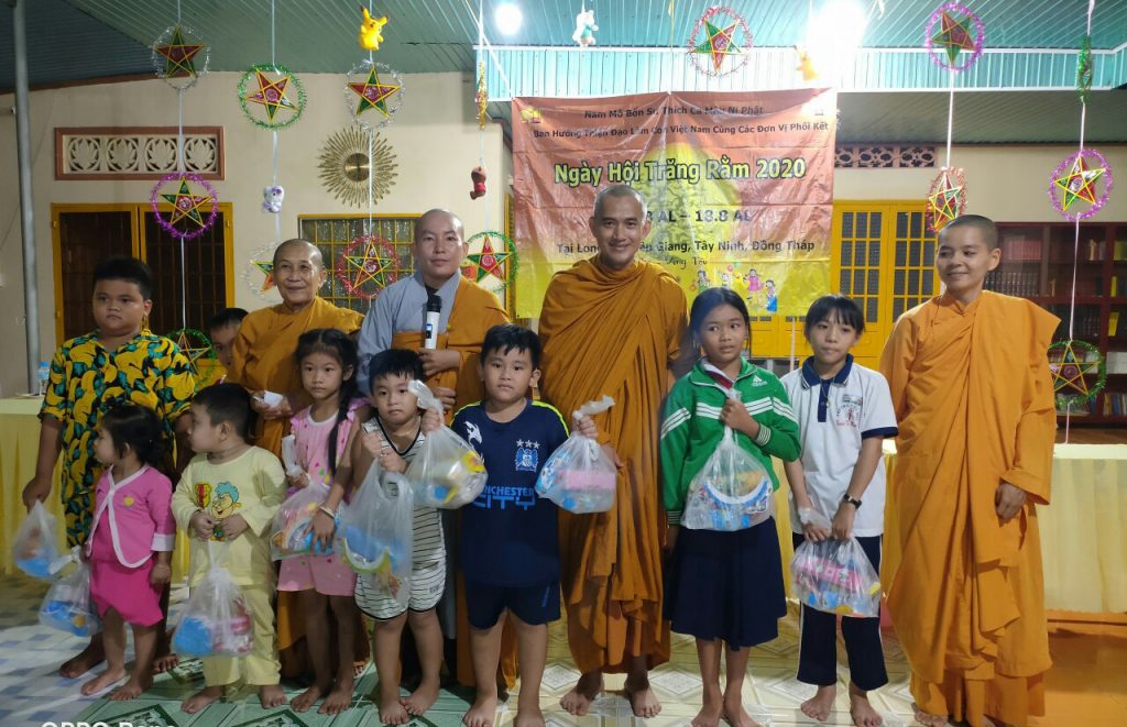 Ban hướng thiện Đạo Làm Con Việt Nam với chương trình “Ngày Hội Trăng Rằm”