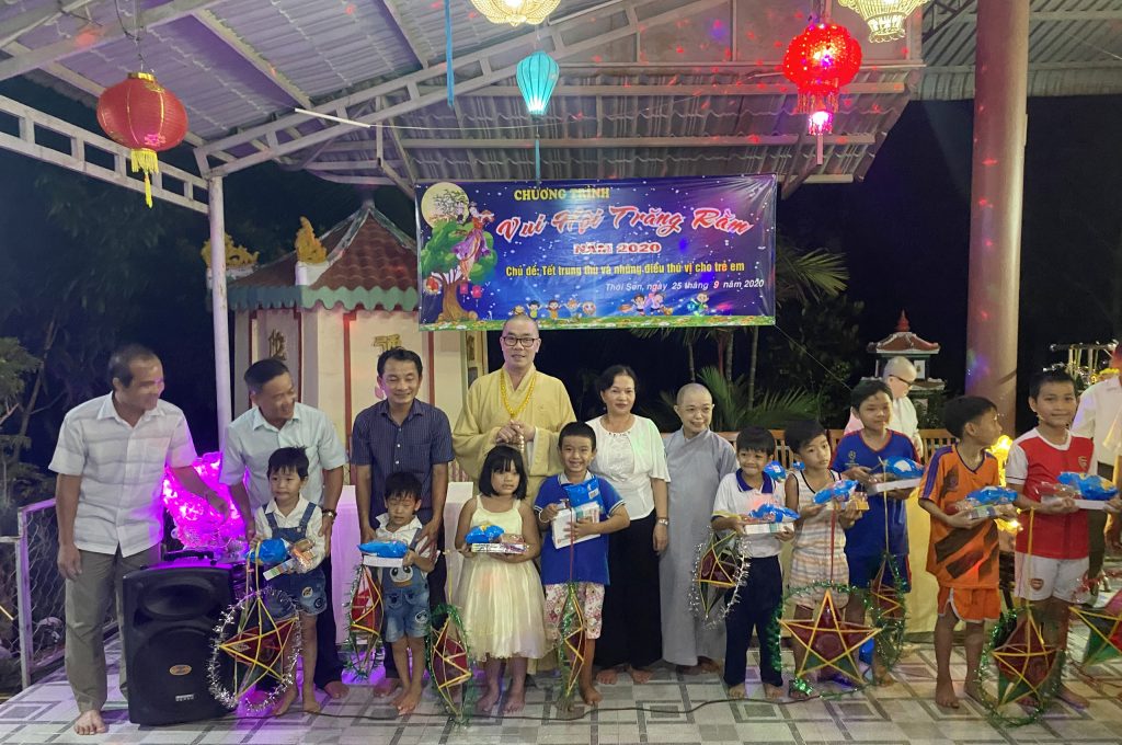 Tiền Giang: Ấm áp "Đêm hội Trăng rằm" tại chùa Hòa Thạnh