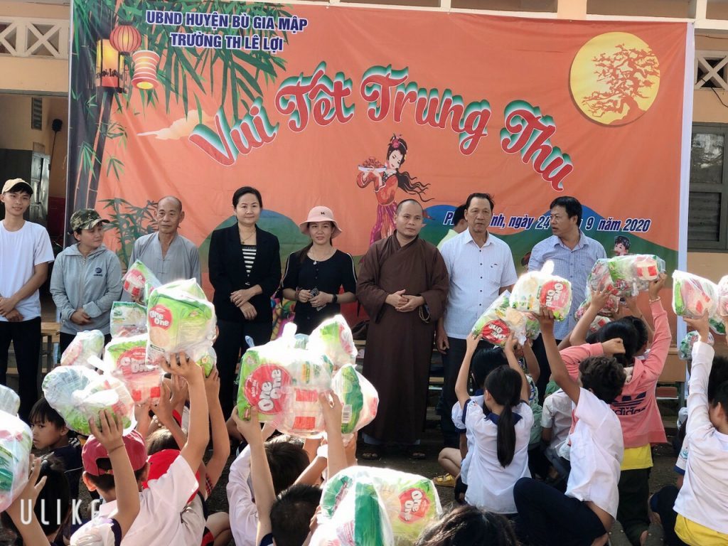 Bình Phước: Chùa Viên Tuệ trao quà Trung Thu cho học sinh trường Tiểu học Lê Lợi