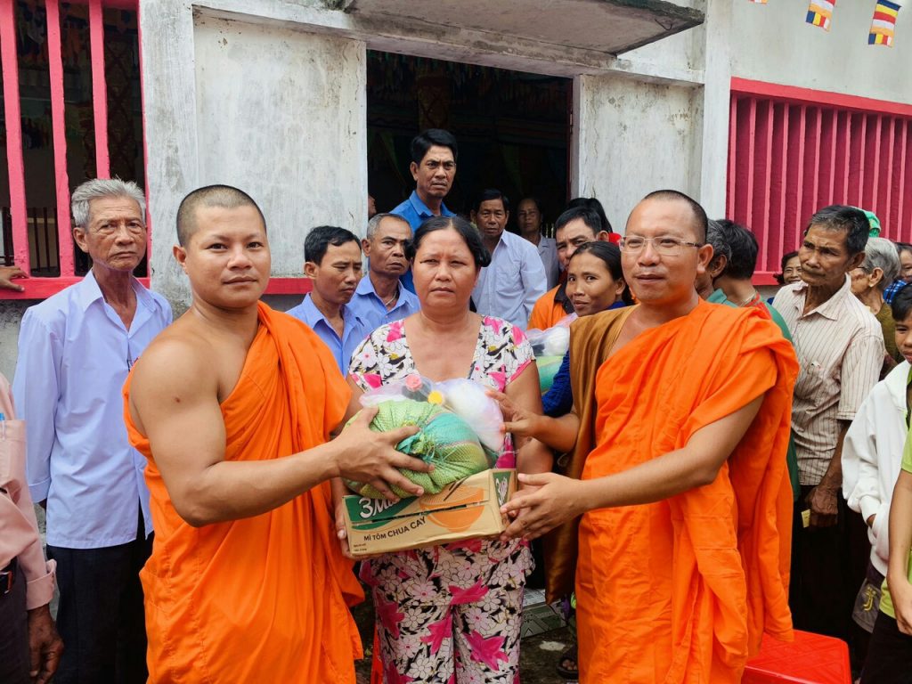 Kiên Giang: Hội từ thiện chùa Thôn Dôn cúng dường chùa Nam tông và tặng quà cho gia đình khó khăn tại chùa Kè Một