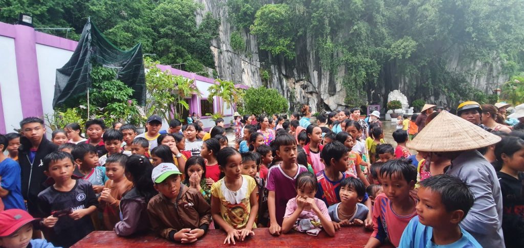 Kiên Giang: Chùa Hải Sơn (chùa Hang) trao 300 phần quà Trung thu cho trẻ em vui tết Trung thu