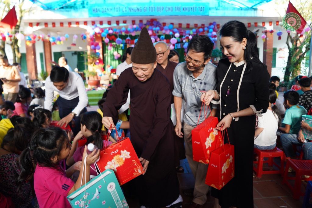 Hà Nội: Học viện Phật giáo Việt Nam tại Hà Nội tổ chức Trung thu tại trường Nuôi dạy và Giáo dục trẻ em tàn tật