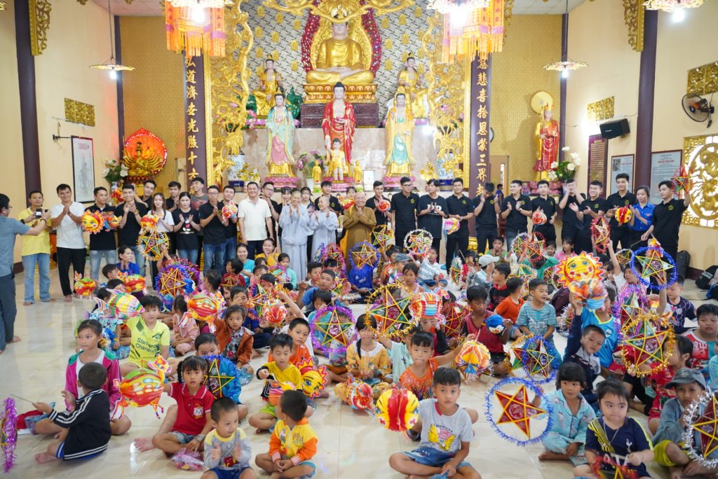 Kiên Giang: Hàng trăm phần quà Trung thu gửi đến trẻ em vùng U Minh Thượng - Vĩnh Thuận