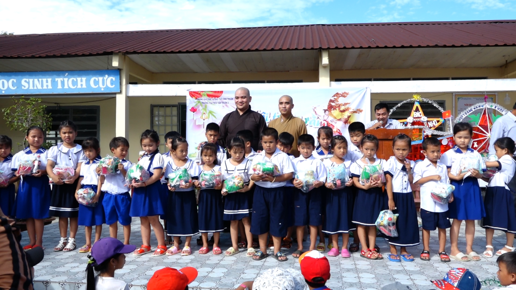 Kiên Giang: Chùa Phước Linh tặng 700 phần quà Trung thu cho các em thiếu nhi