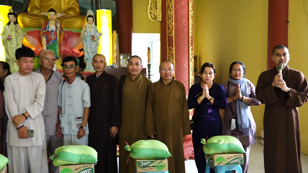 Kiên Giang: Chùa Phú Hội trao quà cho bà con có hoàn cảnh đặc biệt khó khăn tại huyện Giang Thành