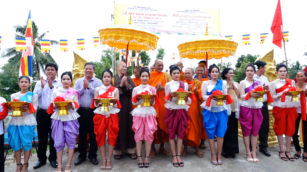 Kiên Giang: Chùa Thôn Dôn khánh thành cầu số 3, cầu Vòng Tay Việt Nam và trao tặng 100 phần quà