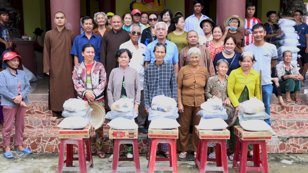 Kiên Giang: Đoàn Phật tử chùa Thiên Phước đến thăm và trao quà cho đồng bào dân tộc có hoàn cảnh khó khăn