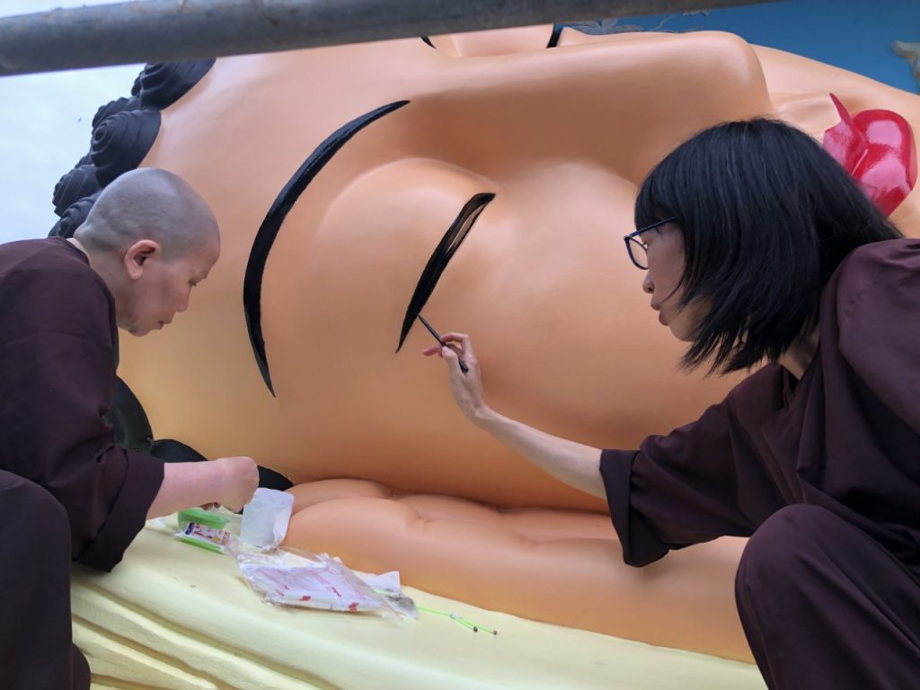 Bạc Liêu: Đội thiện nguyện Hoa Vô Ưu tham gia tô tượng Kim Thân Phật