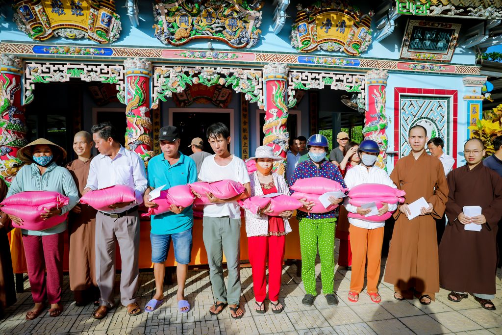 TT-Huế: Phật giáo huyện Thanh Ba (Phú Thọ) cứu trợ bão lũ tại Đầm Phá Tam Giang, huyện Quảng Điền